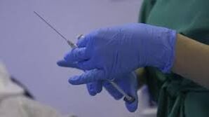Suntikan di tangan doktor