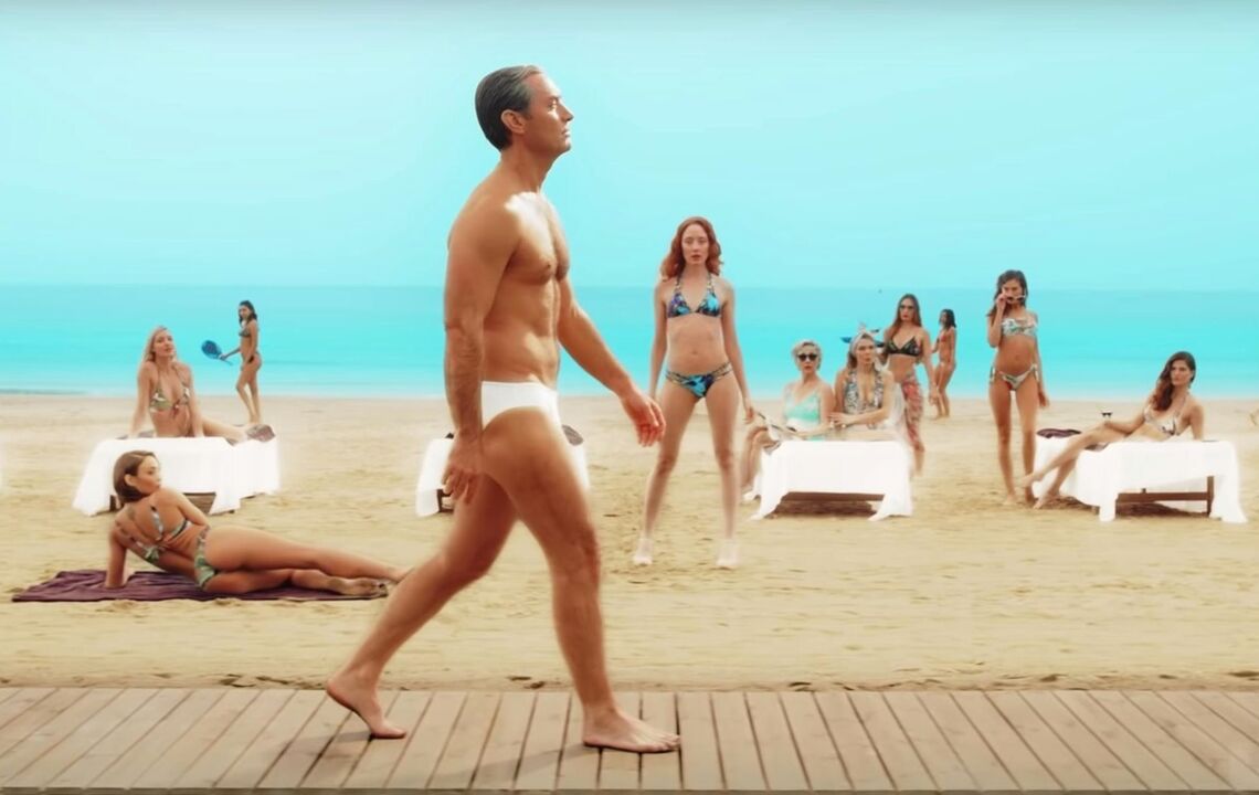 Gadis di pantai menatap seorang lelaki yang membesarkan zakarnya